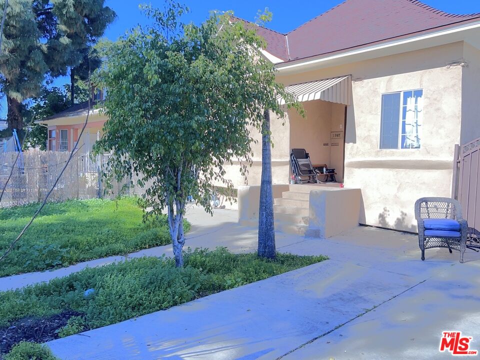 1387 W 30th St, Los Angeles, California, 90007, United States, 4 Bedrooms Bedrooms, ,Residential,For Sale,1387 W 30th St,1409546