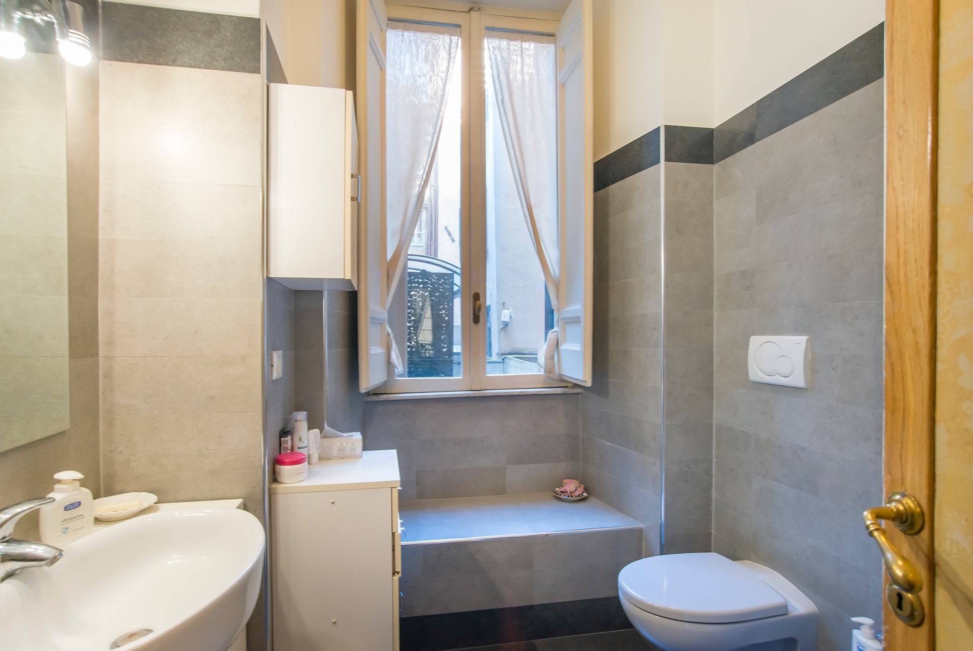 via borgognona, Roma, Roma, 00100, IT, 3 Bedrooms Bedrooms, ,2 BathroomsBathrooms,Residential,For Sale,via borgognona,1475825