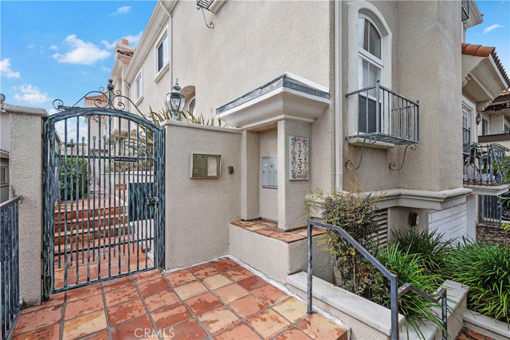 1733 Armacost Avenue #1, Los Angeles, California, 90025, United States, 3 Bedrooms Bedrooms, ,3 BathroomsBathrooms,Residential,For Sale,1733 armacost AVE #1,1494041