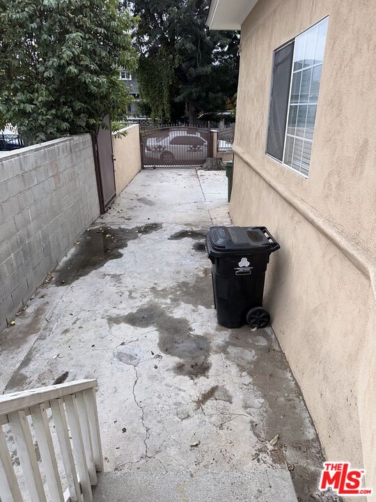 1387 W 30th St, Los Angeles, California, 90007, United States, 4 Bedrooms Bedrooms, ,Residential,For Sale,1387 W 30th St,1409546