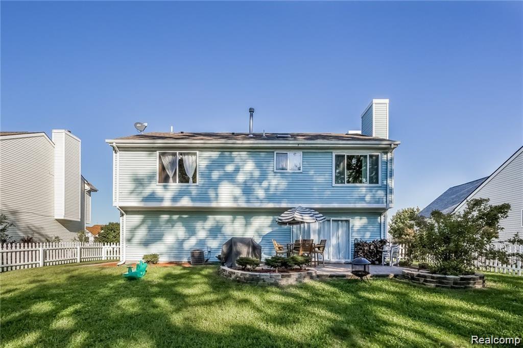 Thornhill Ct, Belleville, MI 48111