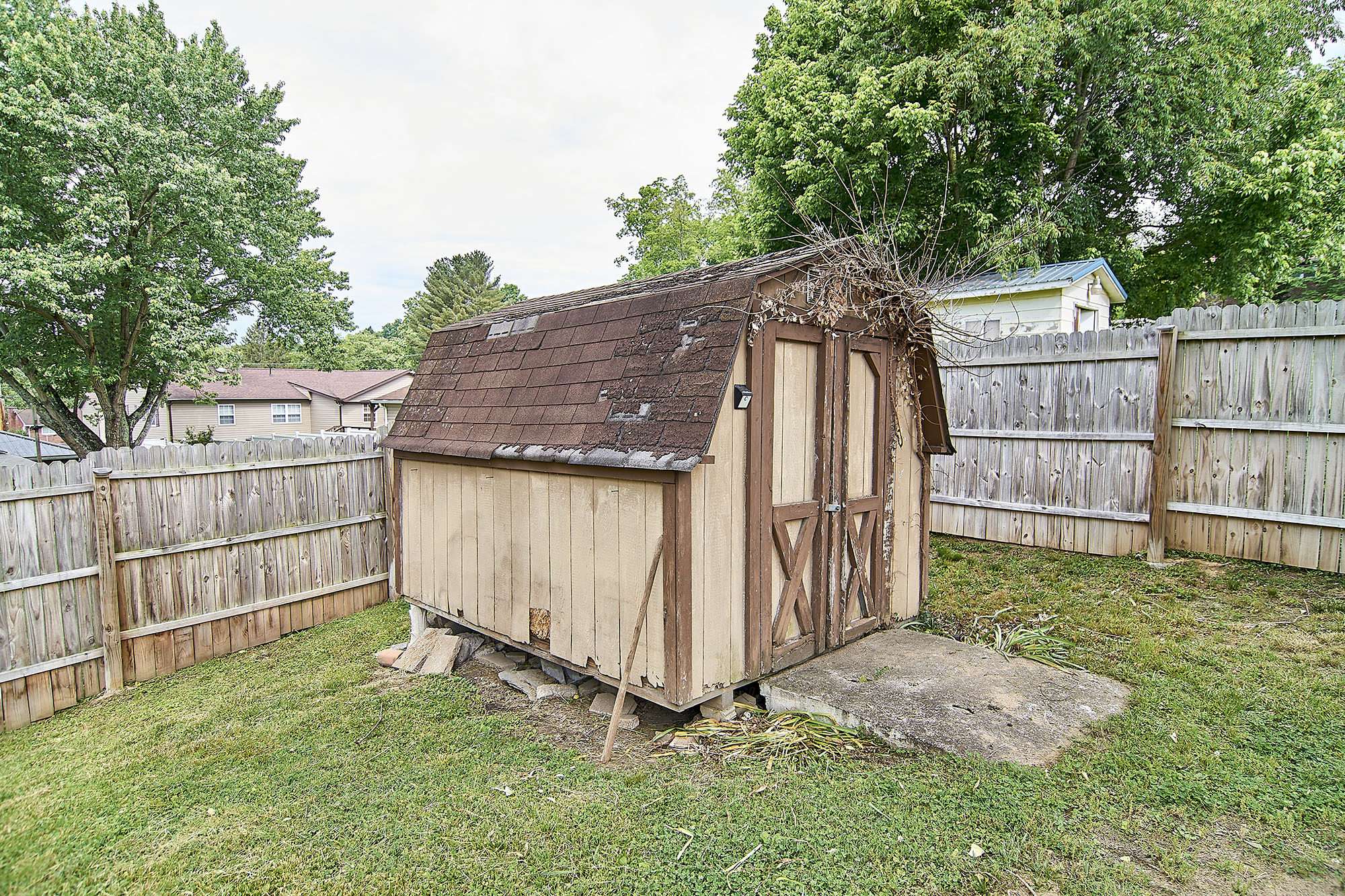 Circle Dr, Charleston, WV 25313
