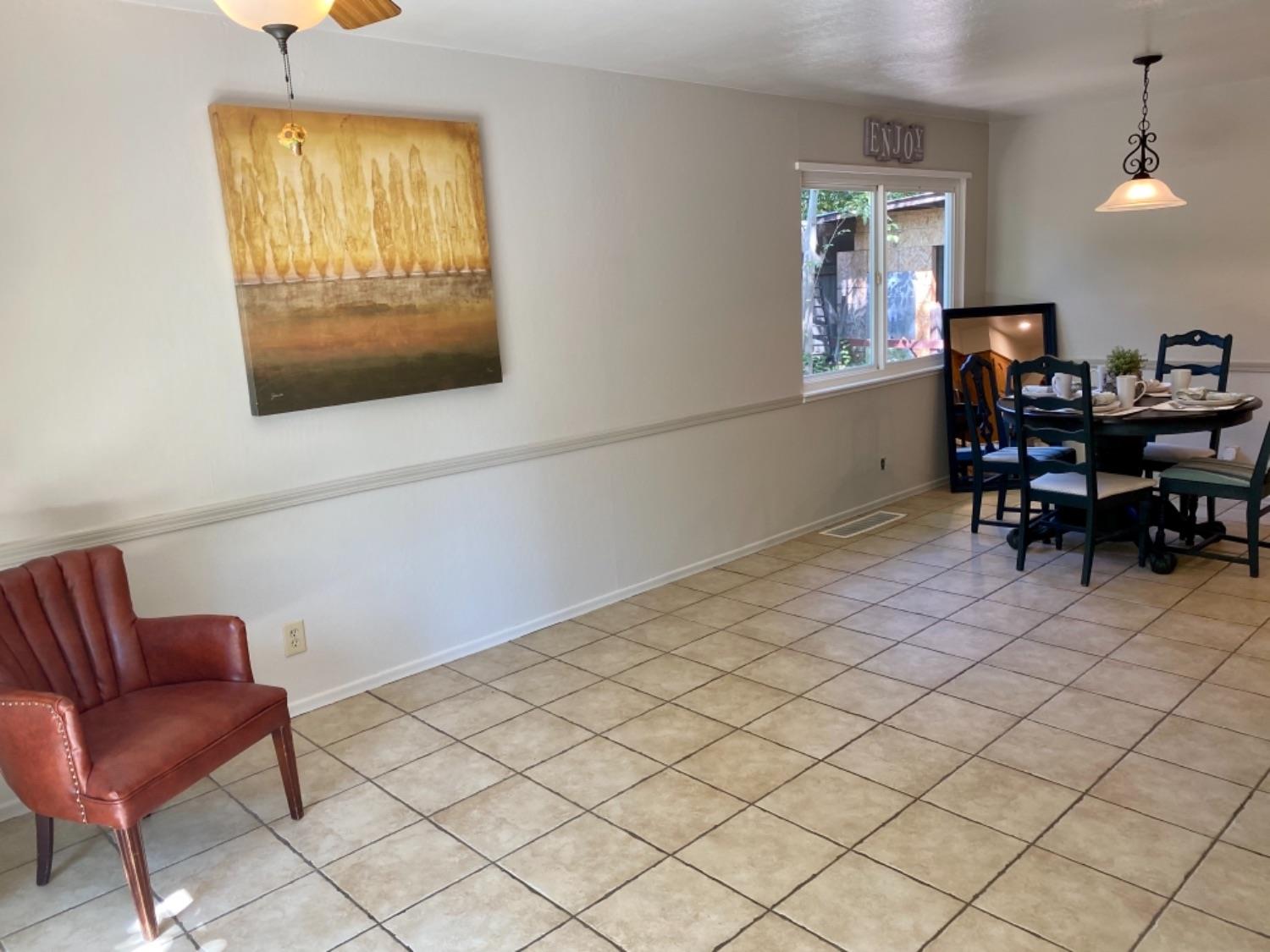Ronnie St, Fair Oaks, CA 95628