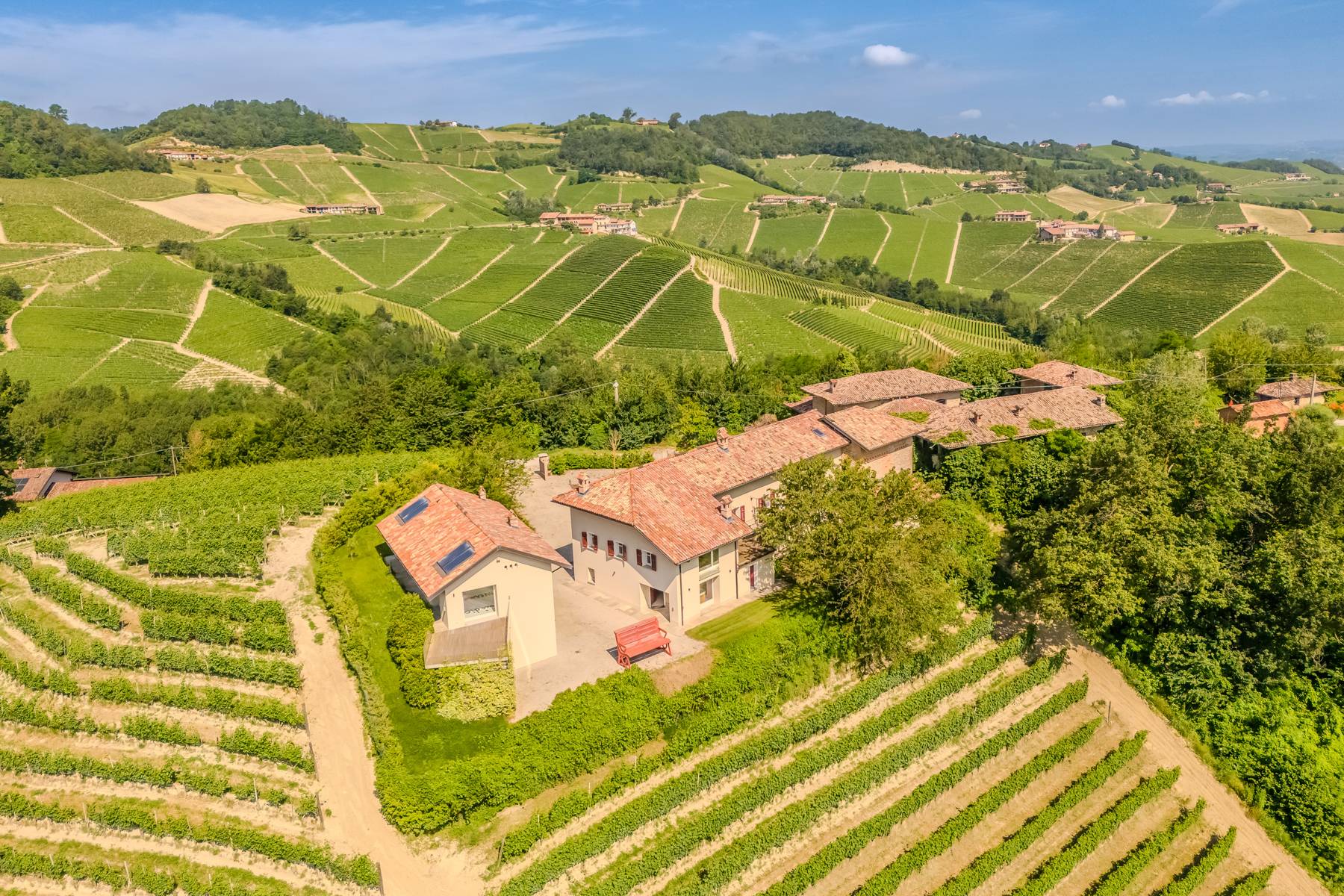 Elegant renovated farmhouse in Monforte d'Alba