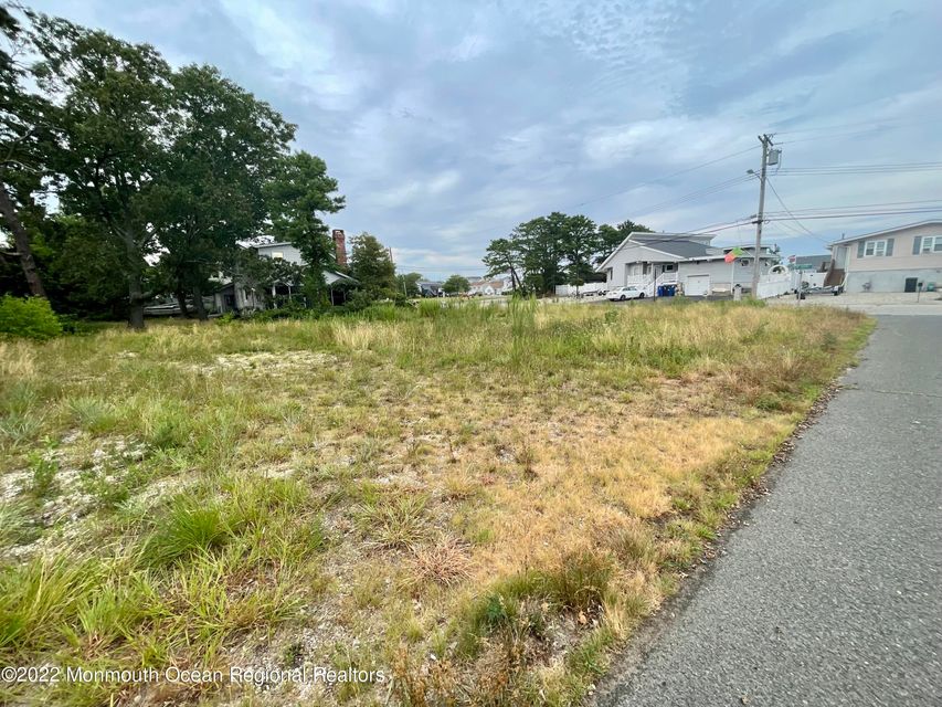 Woodhaven Rd, Toms River, NJ 08753