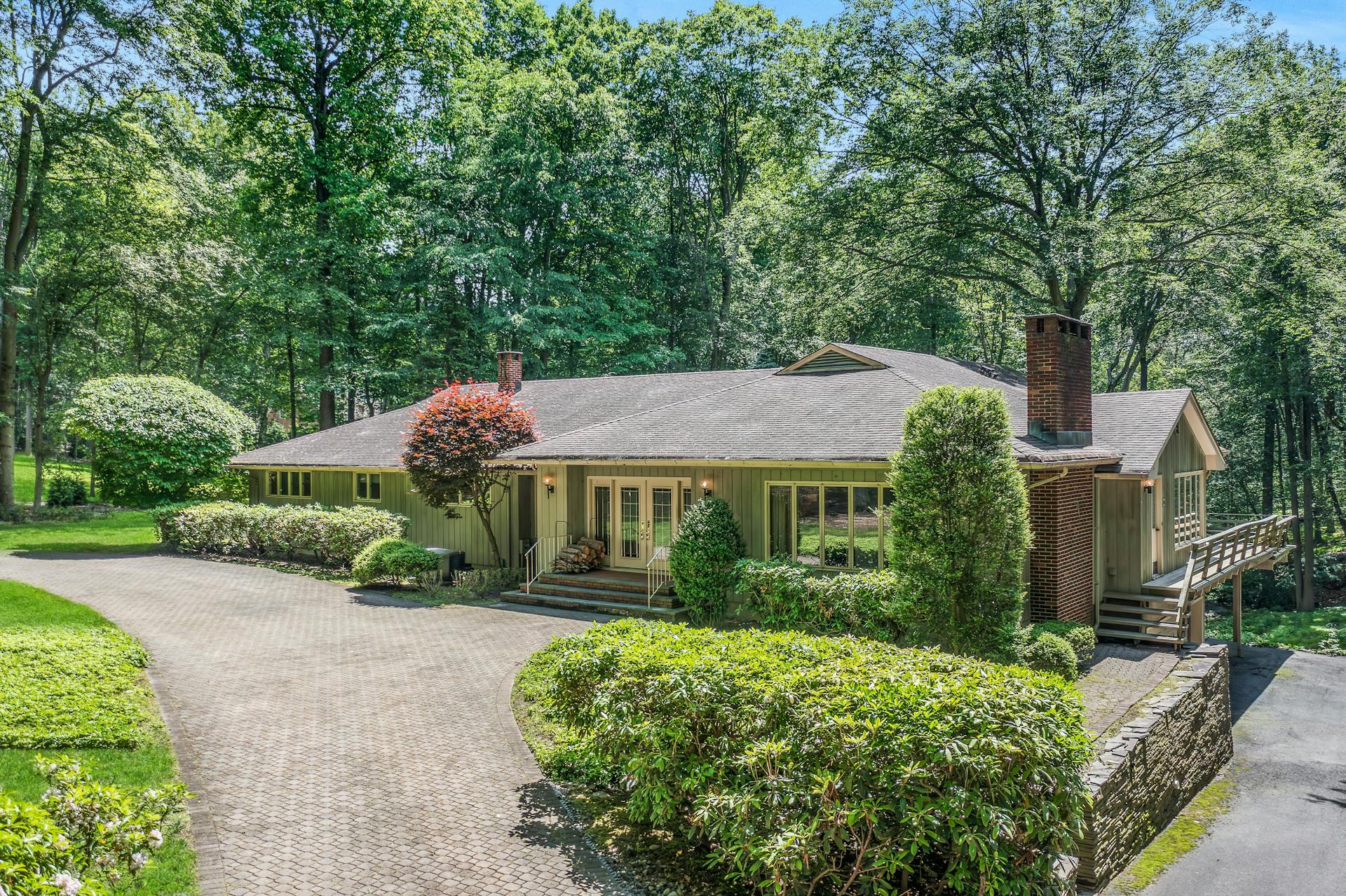 16 Rock Ledge Road, Saddle River, NJ 07458