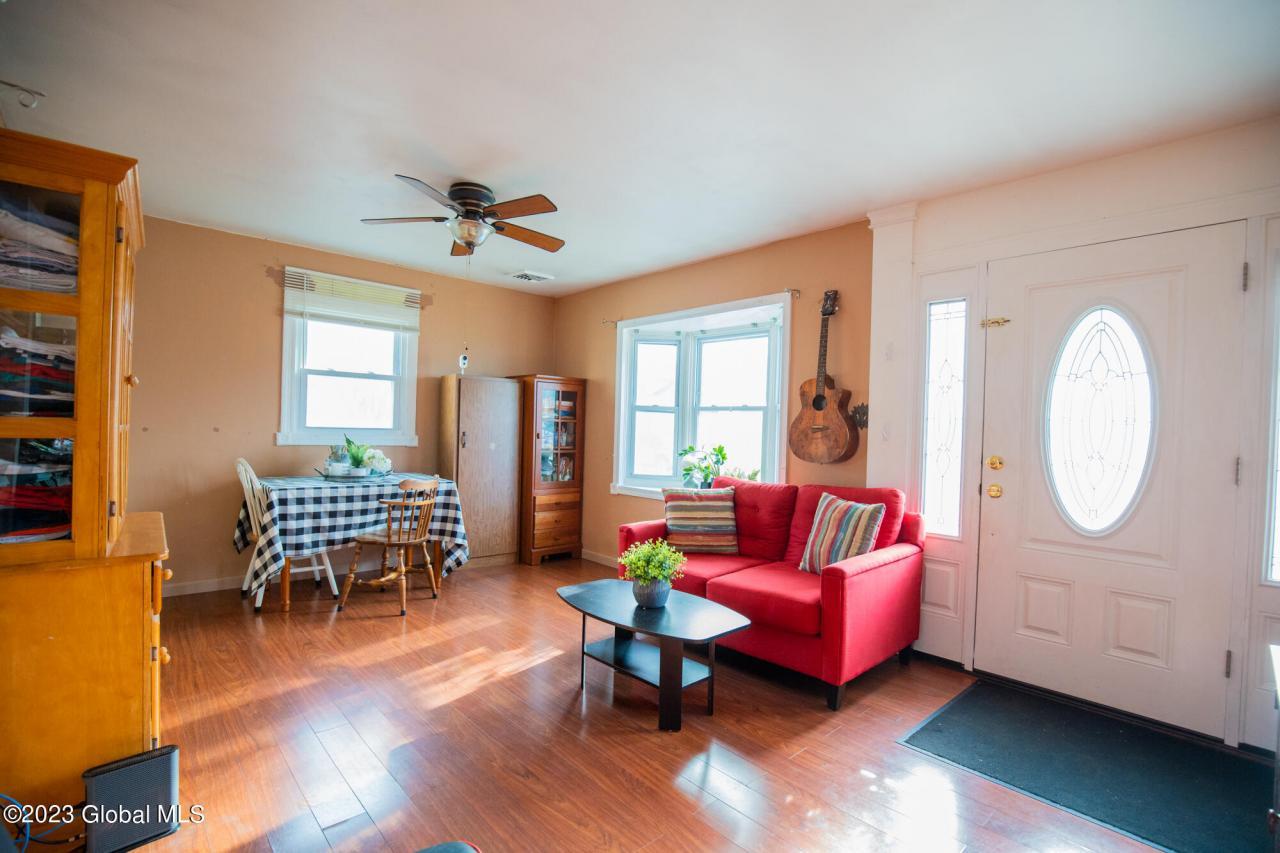 Vics Ct, Albany, NY 12205