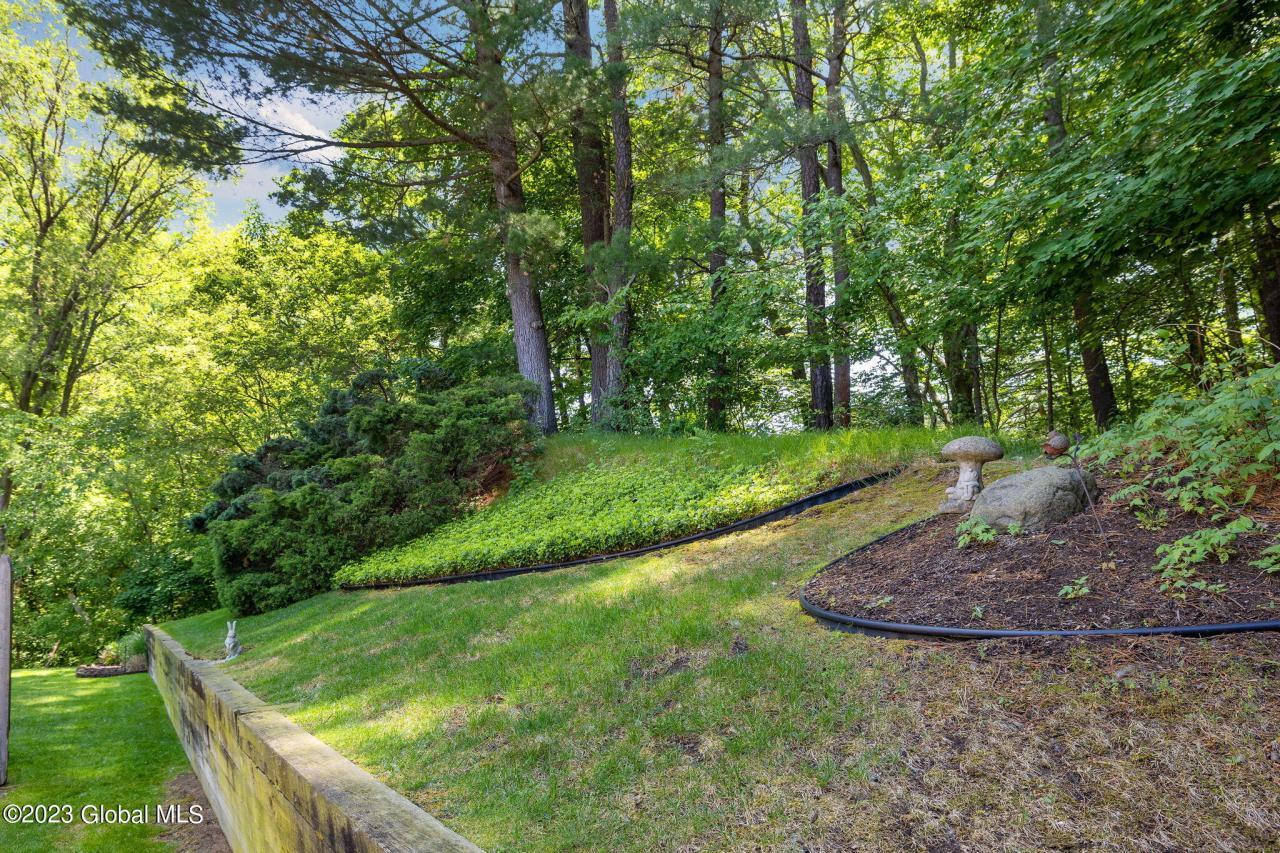 Highwood Cir, Albany, NY 12203