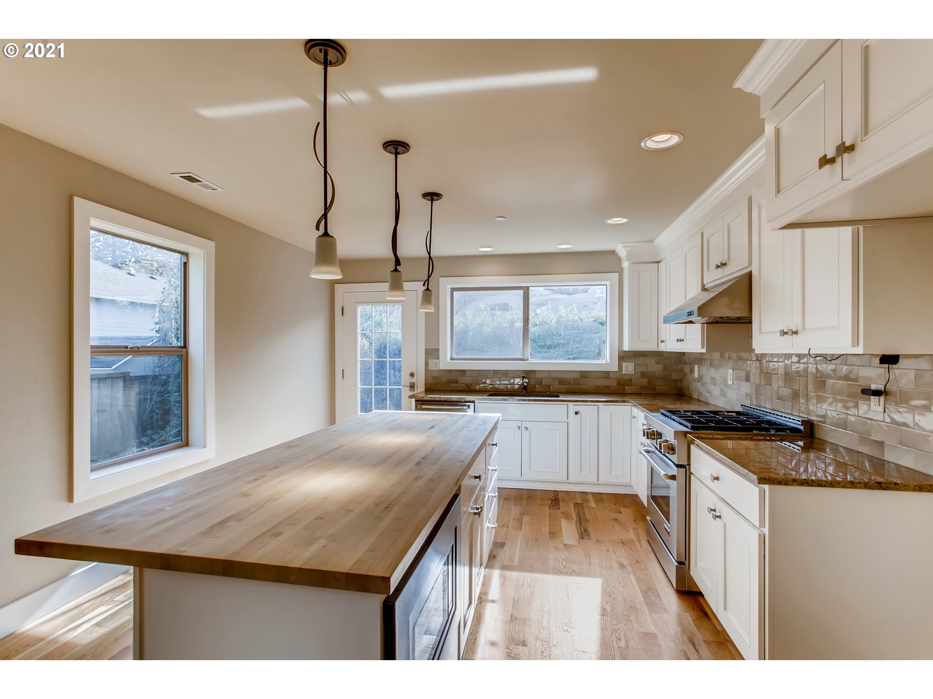 Lower Dr, Lake Oswego, OR 97035