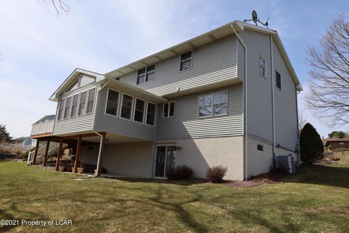 Kingswood Dr, Dallas, PA 18612