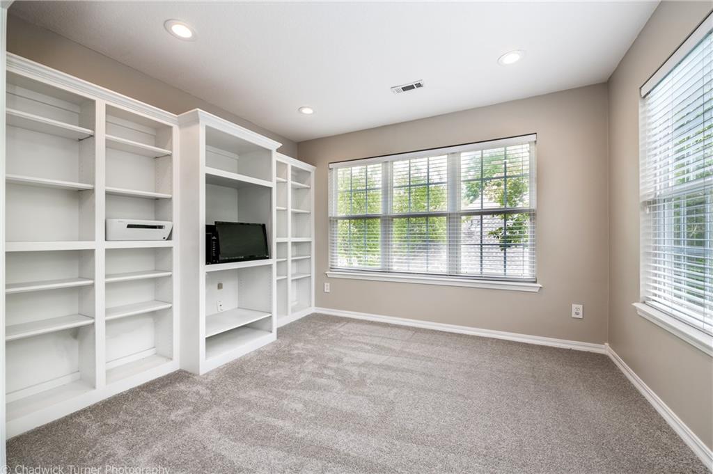 Hanna Ln, Bentonville, AR 72712