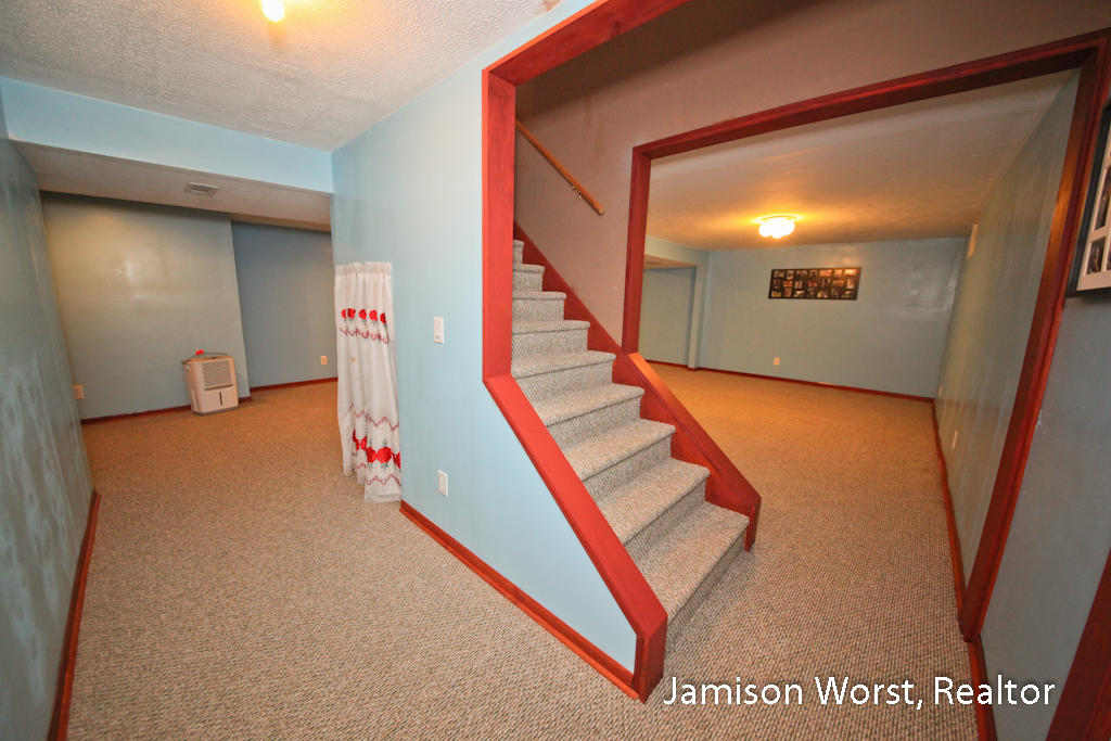 Pineoak Dr, Holland, MI 49424