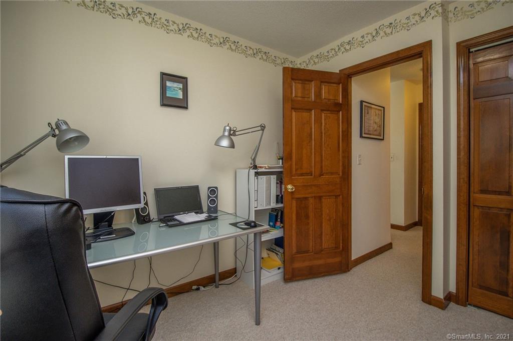 Jamie Ln, Manchester, CT 06042