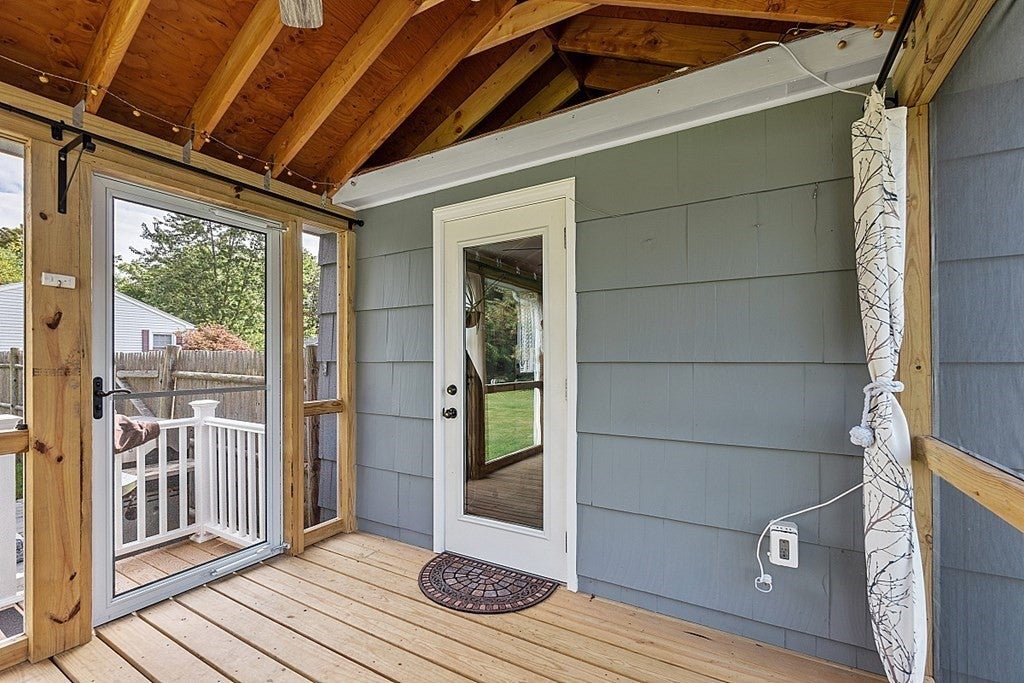 Vine St, Oxford, MA 01540