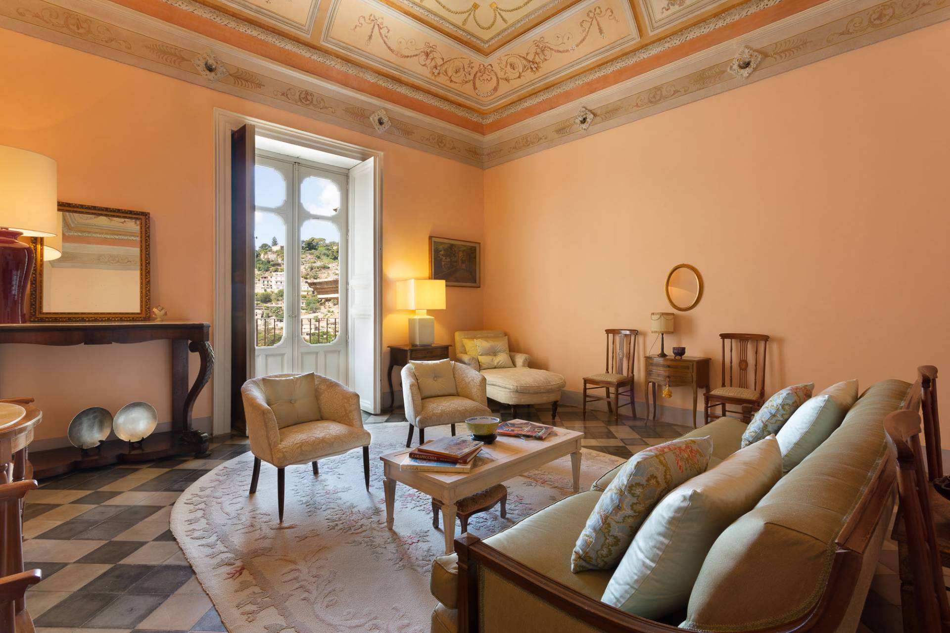 Historic apartment with terrace and courtyard near the Cathedral of San Giorgio