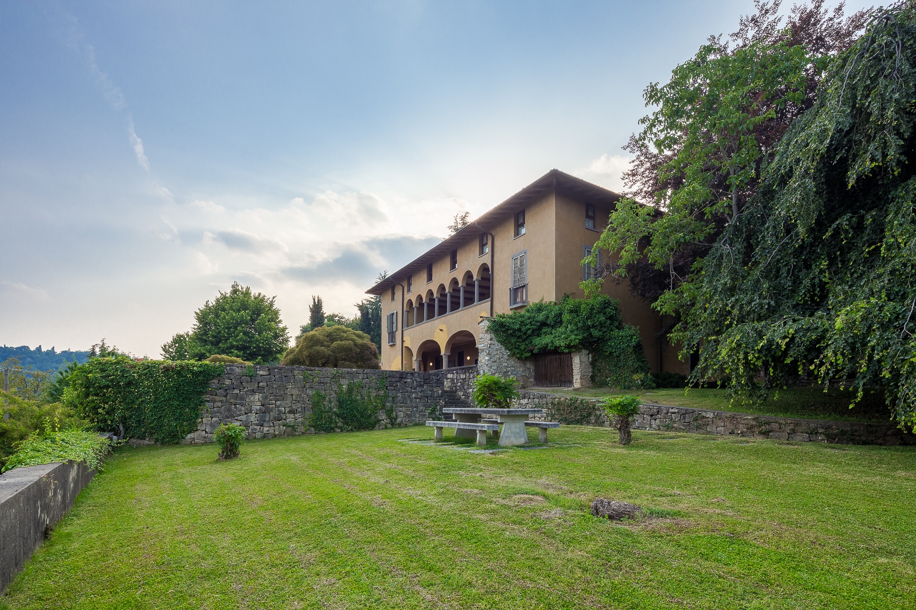 Elegant villa in the hills of Cenate