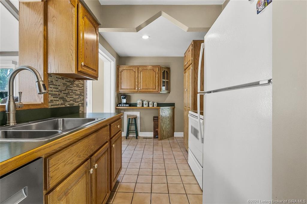 Whitcomb Ave, Clarksville, IN 47129