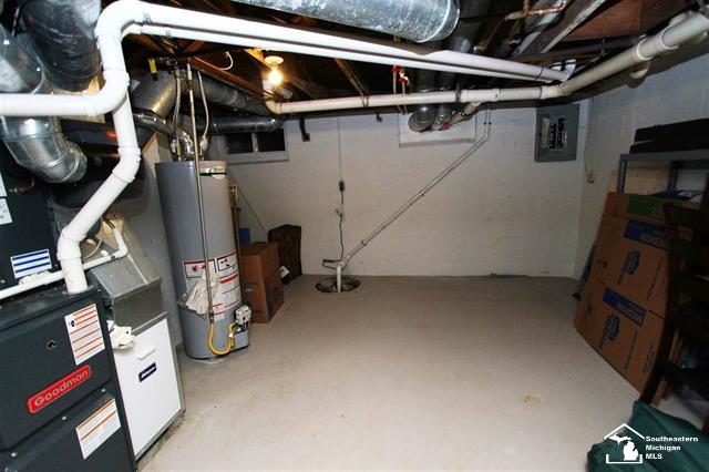 Maywood Ave, Monroe, MI 48162