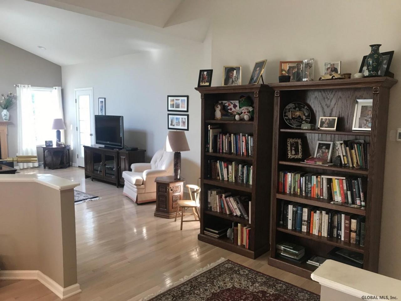 Robins Nest , Schenectady, NY 12309