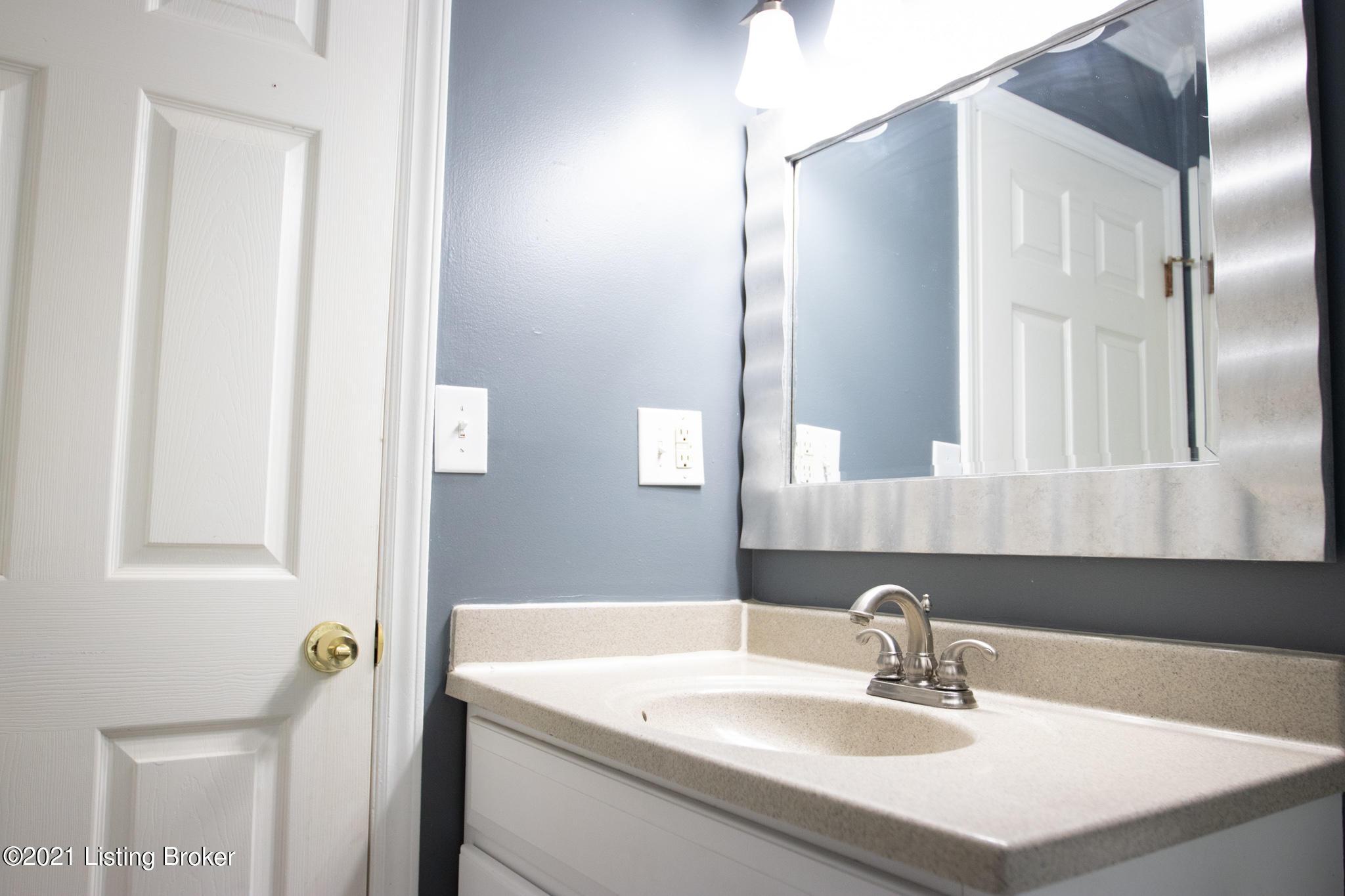 Huberta Dr, Louisville, KY 40216