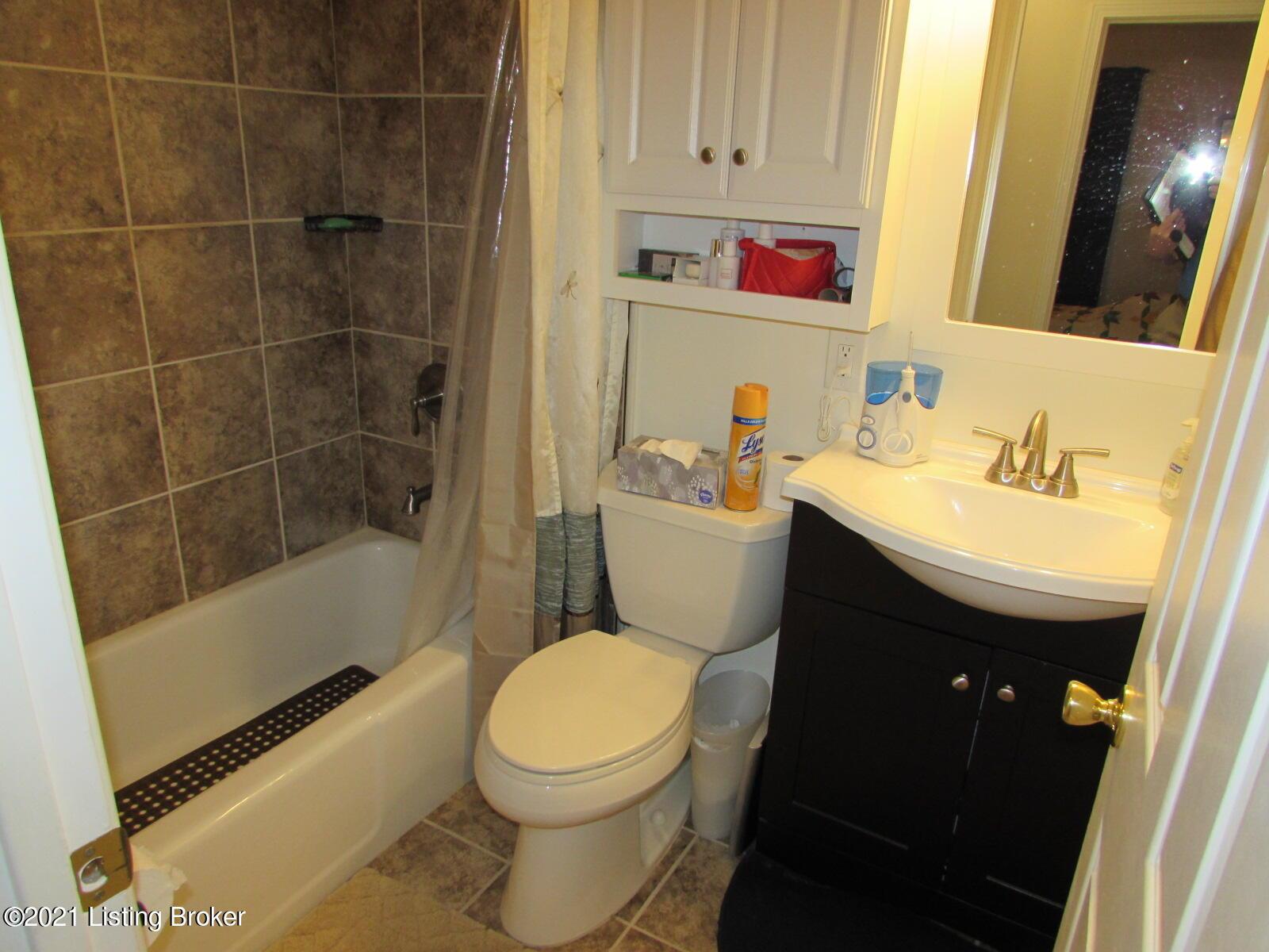 Dolphin Ct, Louisville, KY 40299