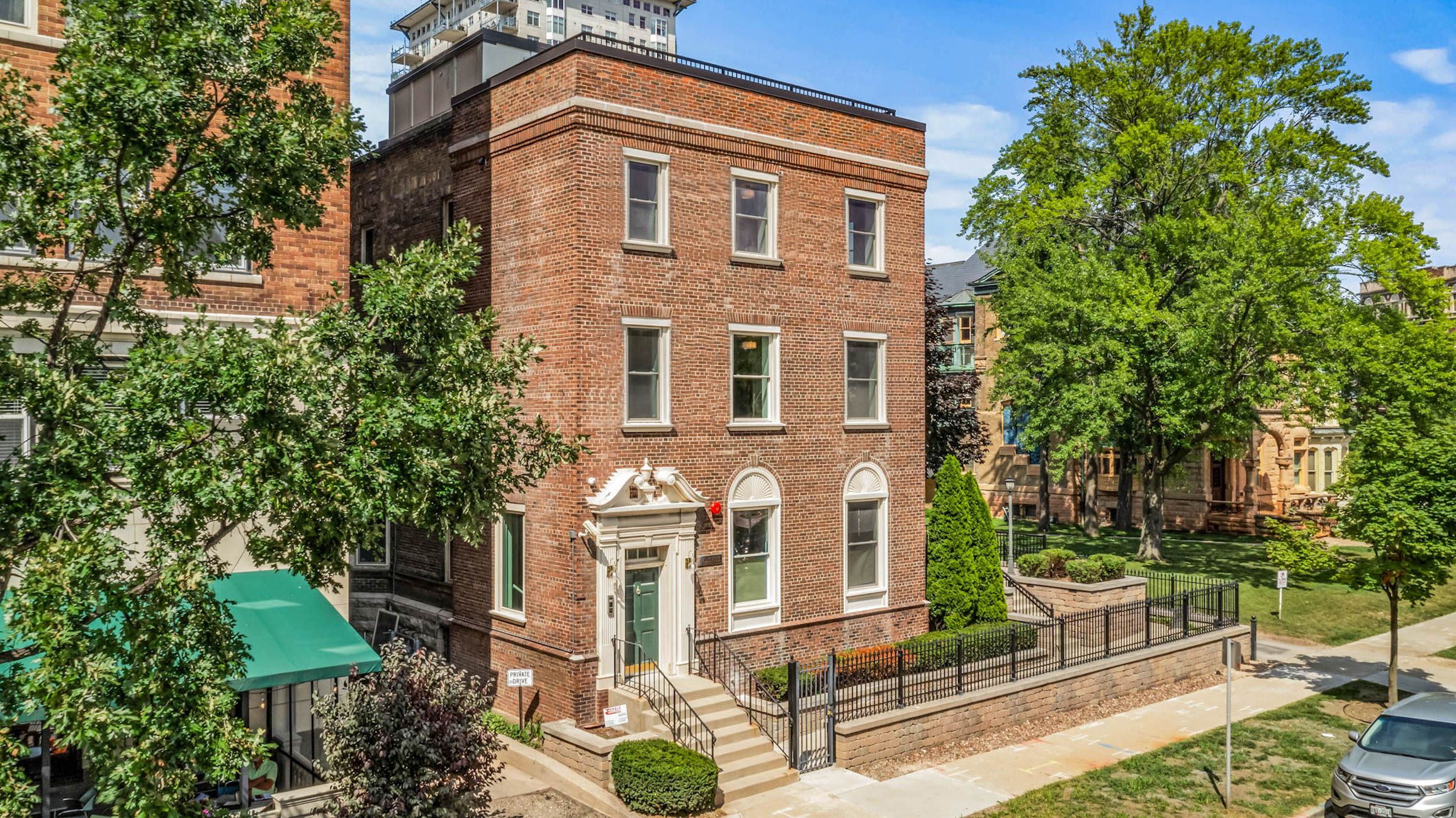 Luxury Apartment Retreat Near Milwaukee's Lakefront