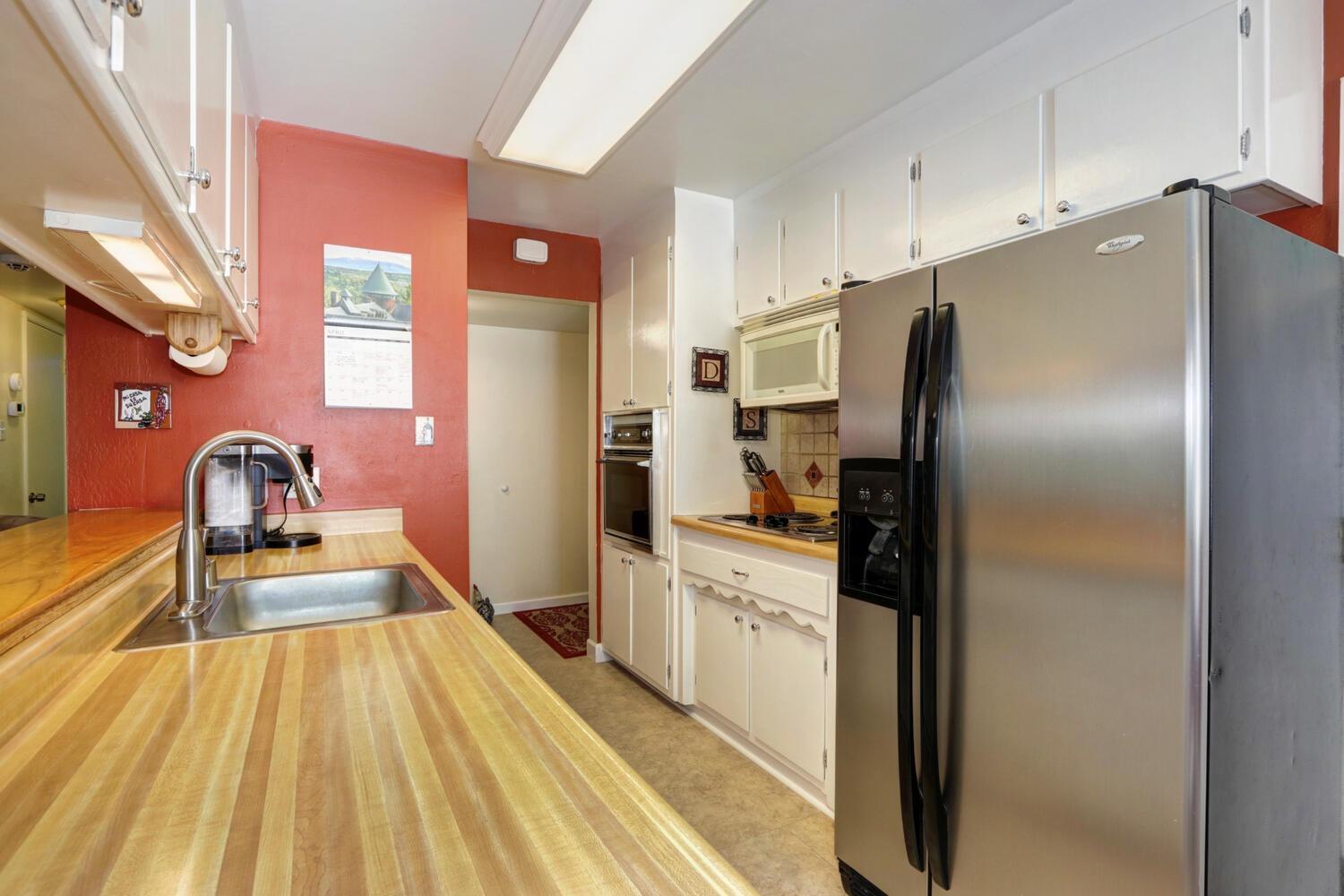 Hilltop Dr, Carmichael, CA 95608
