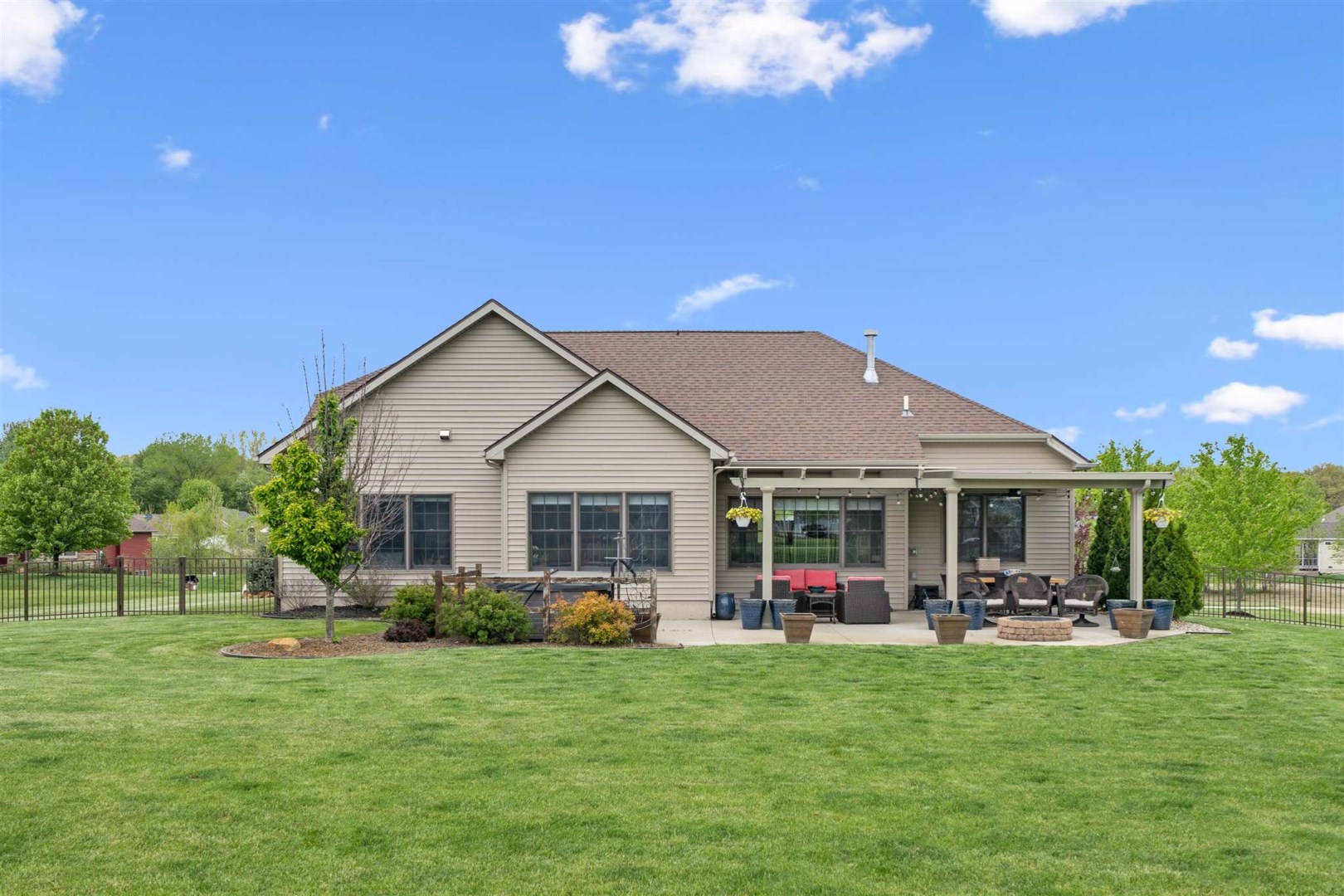 Essex Dr, Warsaw, IN 46582