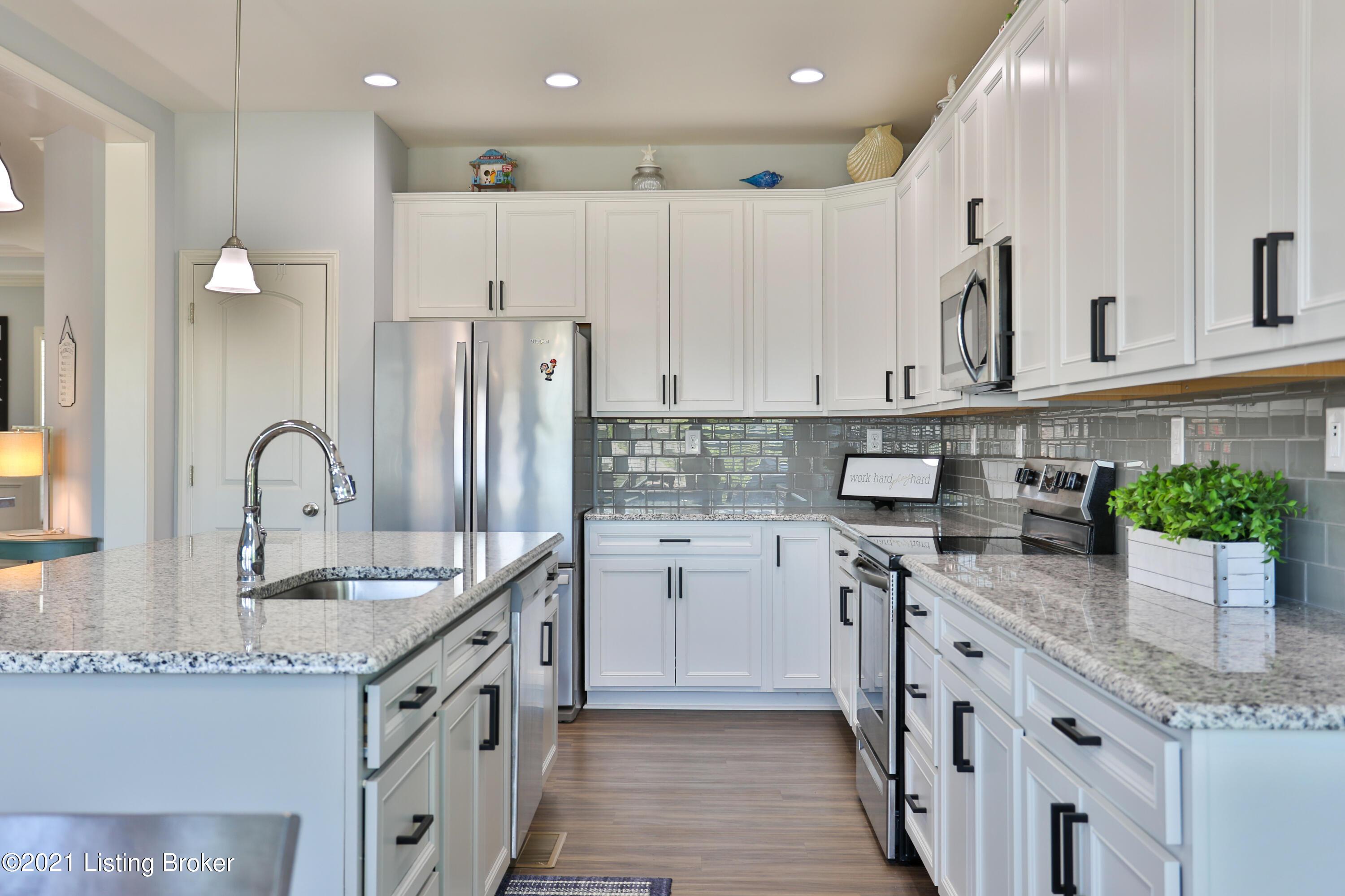 Park Lake Dr, Louisville, KY 40229