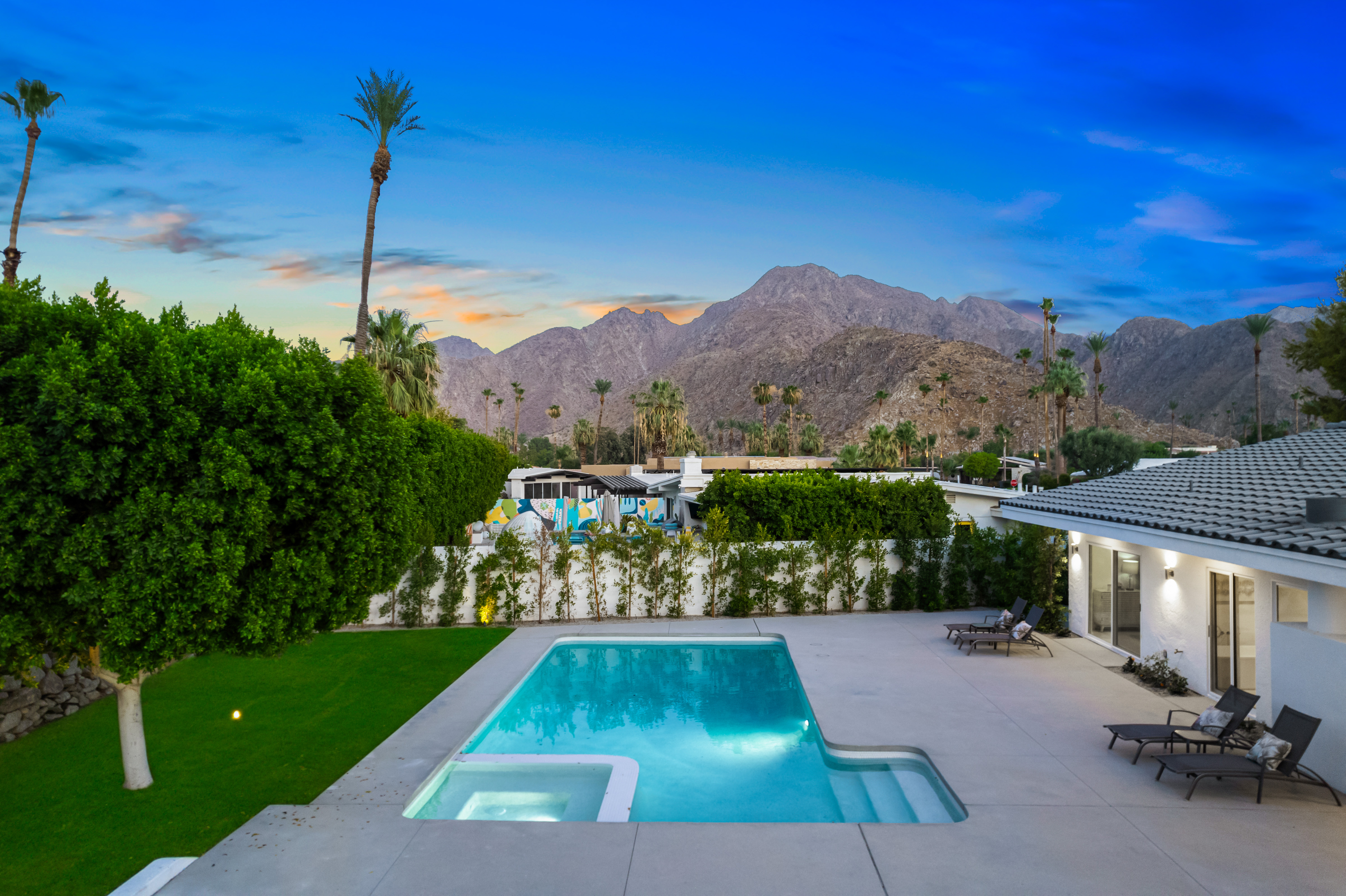 Stunning mid century modern home located in the heart of Indian Wells .