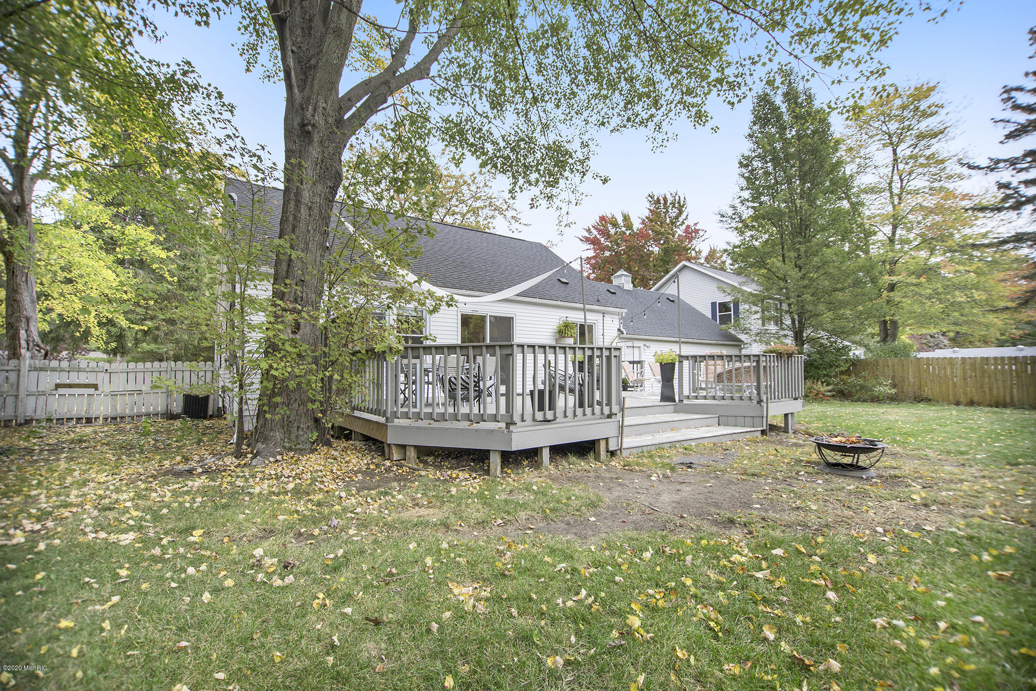 Spencer Dr, Norton Shores, MI 49441