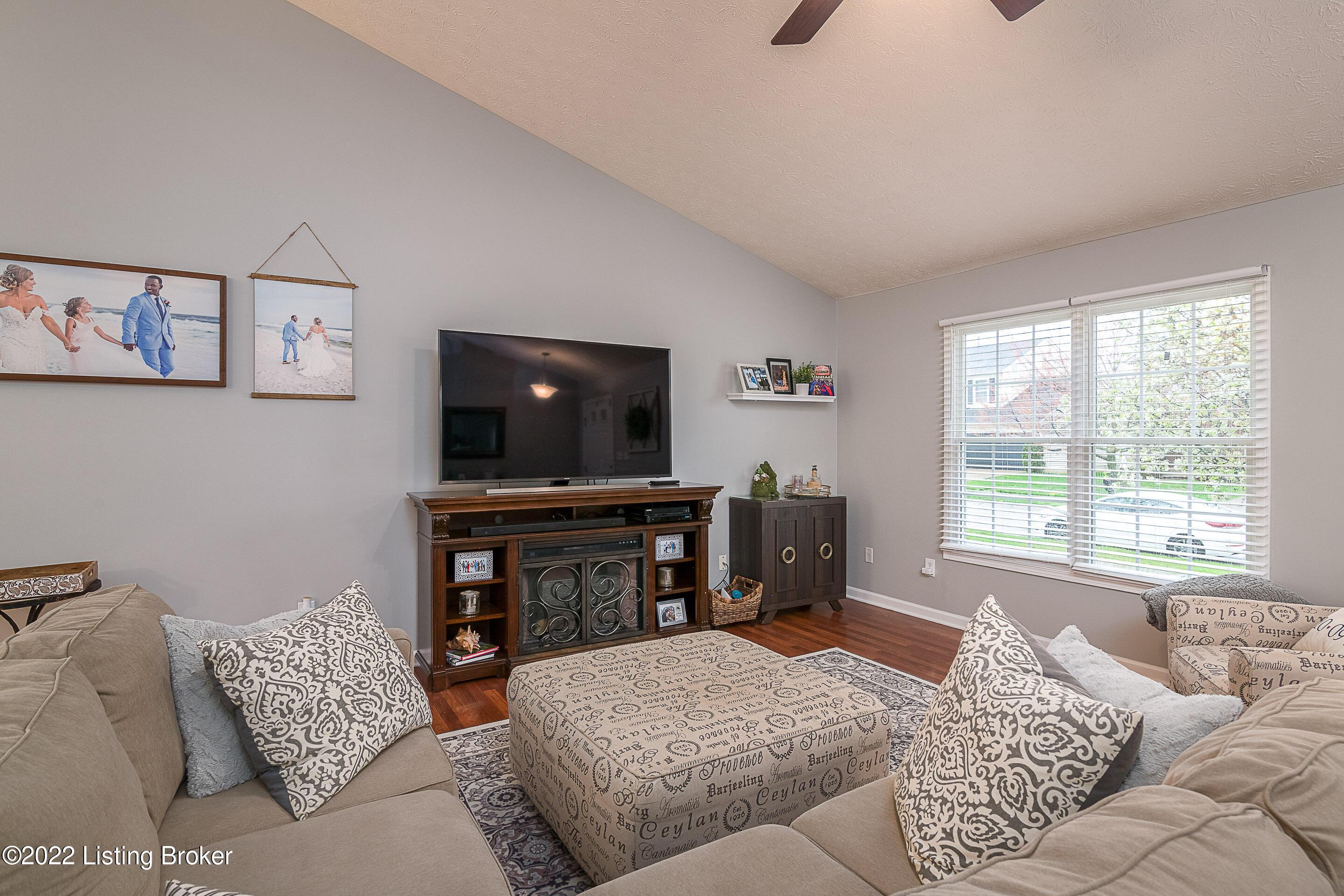 Fallen Apple Ln, Louisville, KY 40218