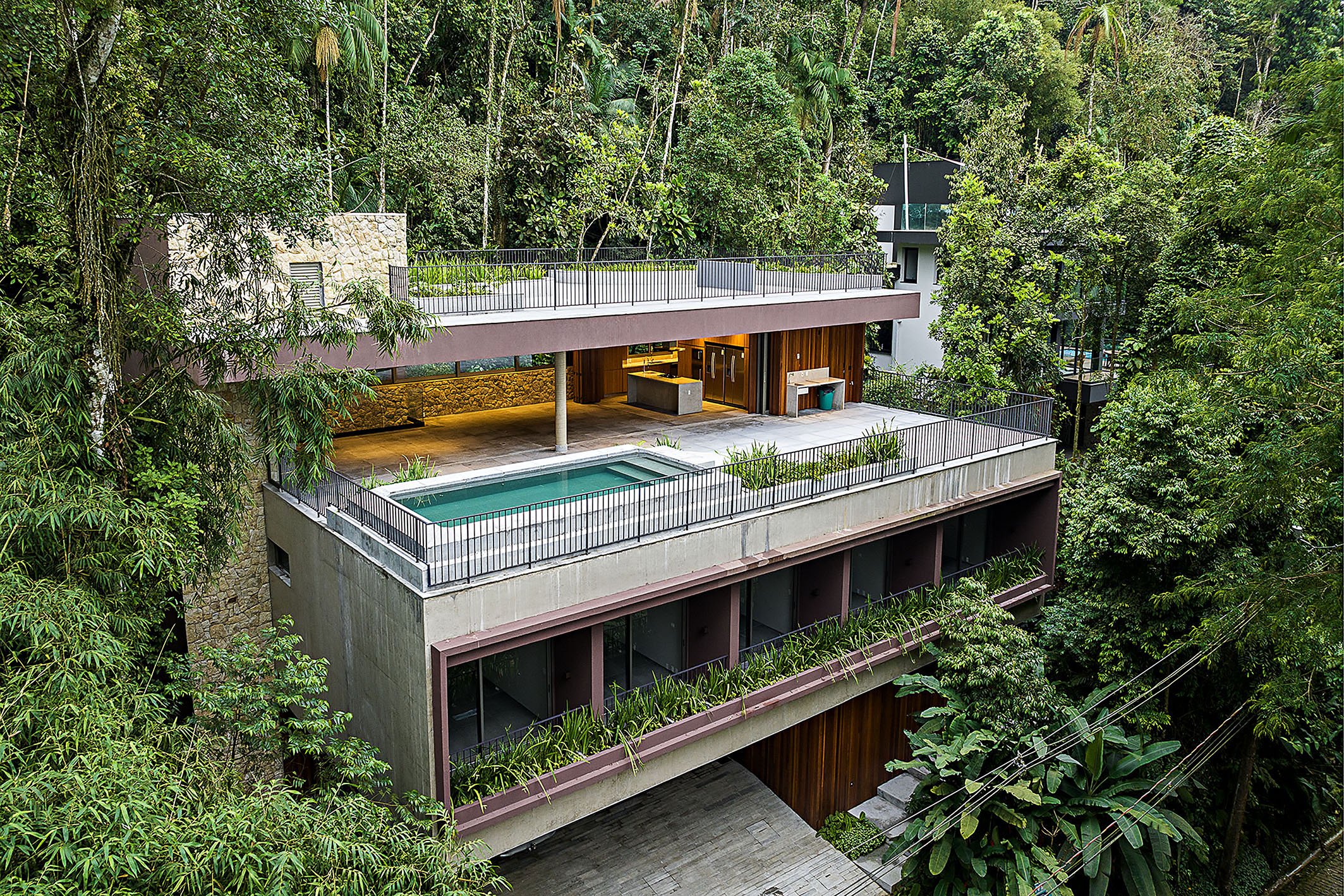 House with landscaping by Alex Hanazaki in Sítio São Pedro Condominium