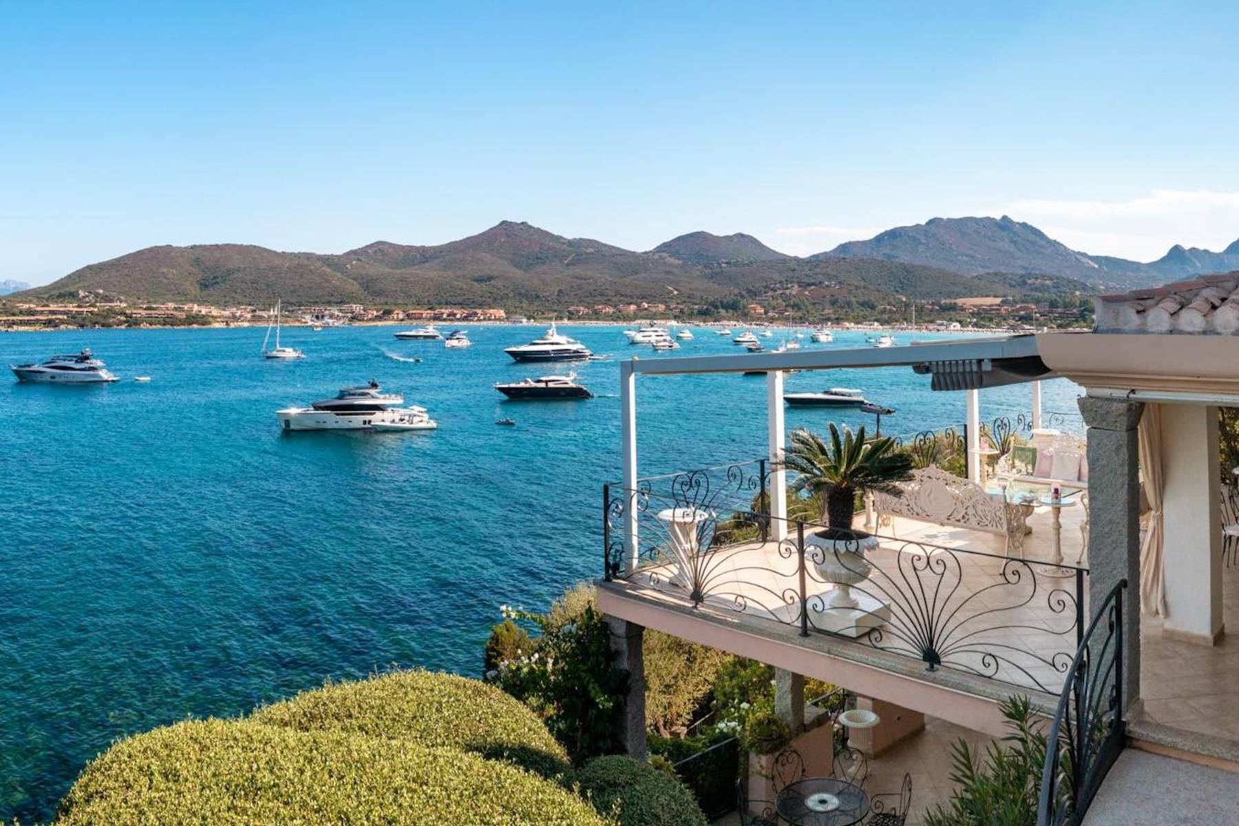 Panoramic seafront villa on Marinella bay