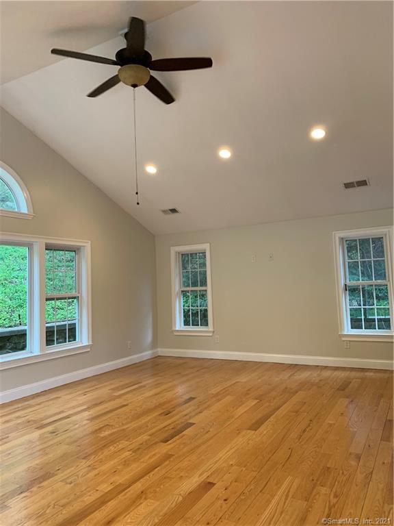 White Ave, Middlebury, CT 06762