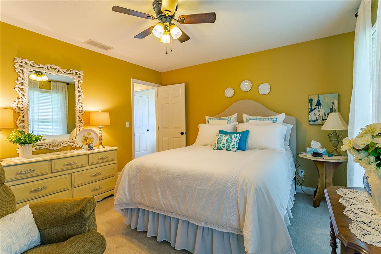 Crestwood Ct, Henderson, KY 42420