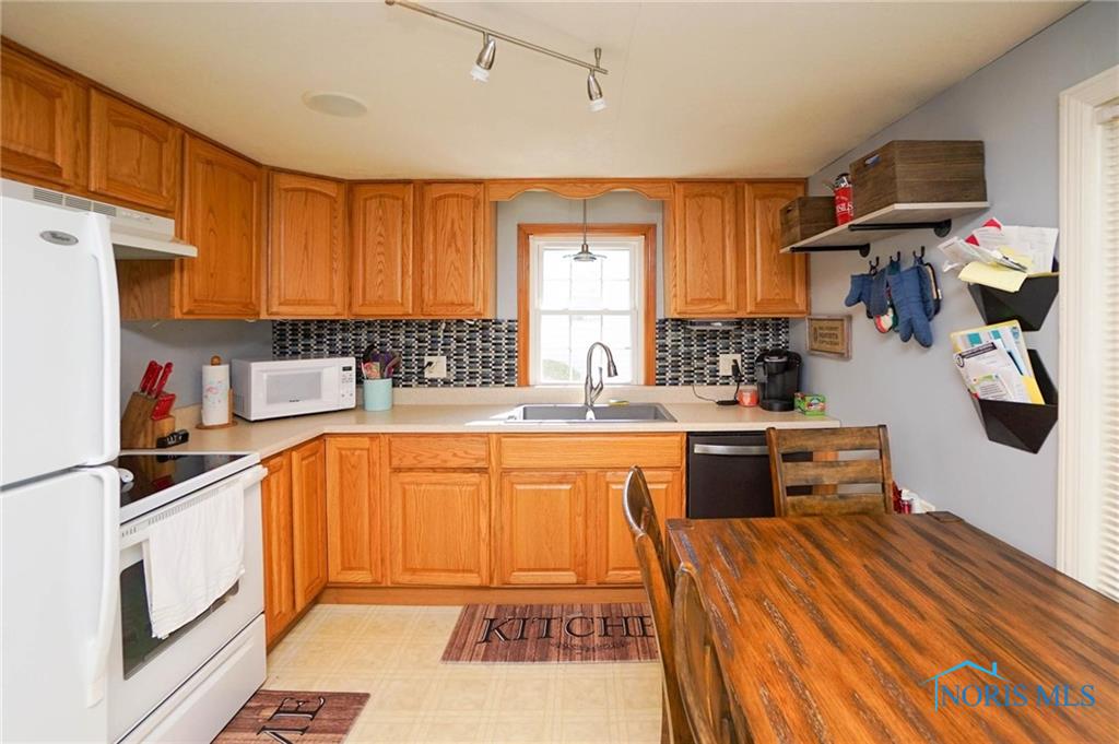 Lester Ave, Findlay, OH 45840