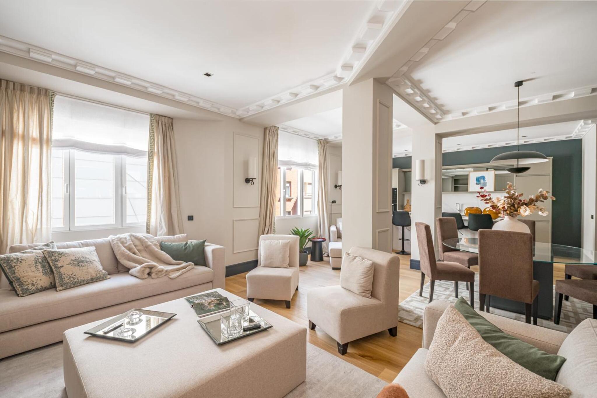 Located in the heart of Madrid, this luxurious apartment offers an exclusive lif