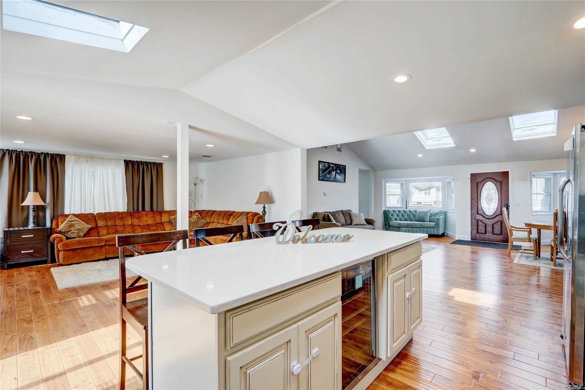Bayside Ave, Amityville, NY 11701