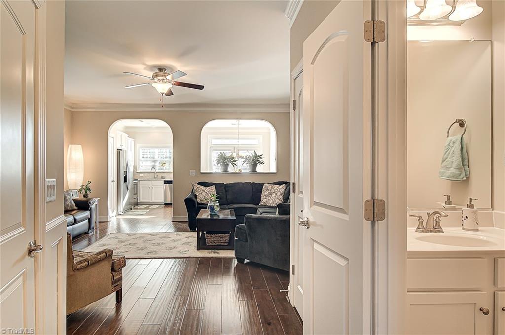 Zurich Ct, Winston Salem, NC 27127