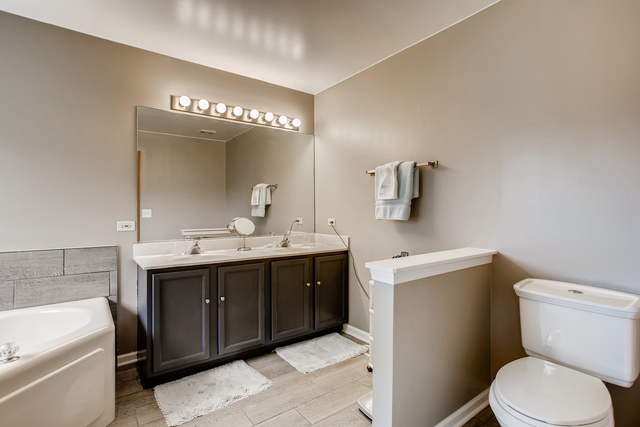 Eagle Dr, Aurora, IL 60506