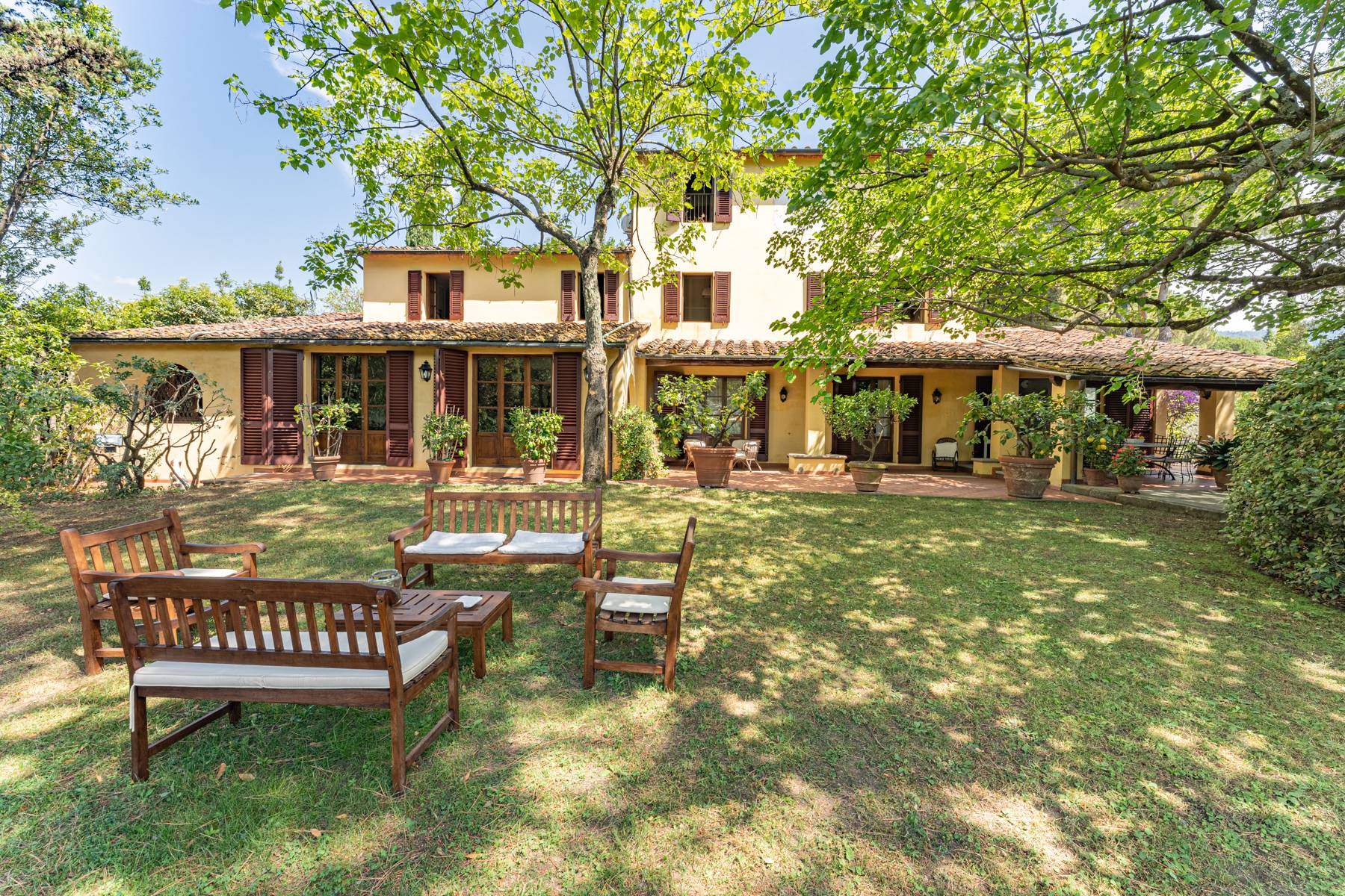 Splendid property in the green hills of Pescia