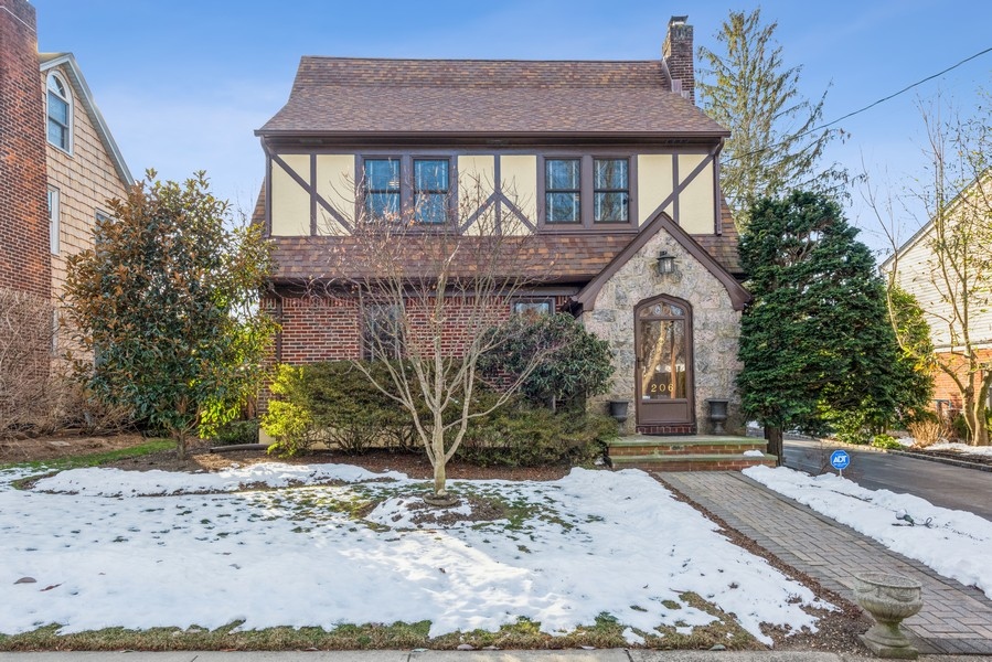 Glenmore St, East Williston, NY 11596