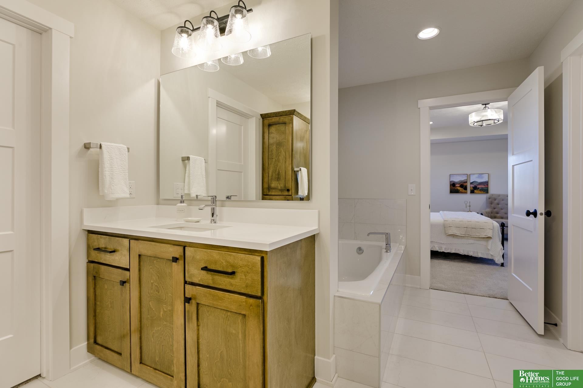 E Cir, Elkhorn, NE 68022