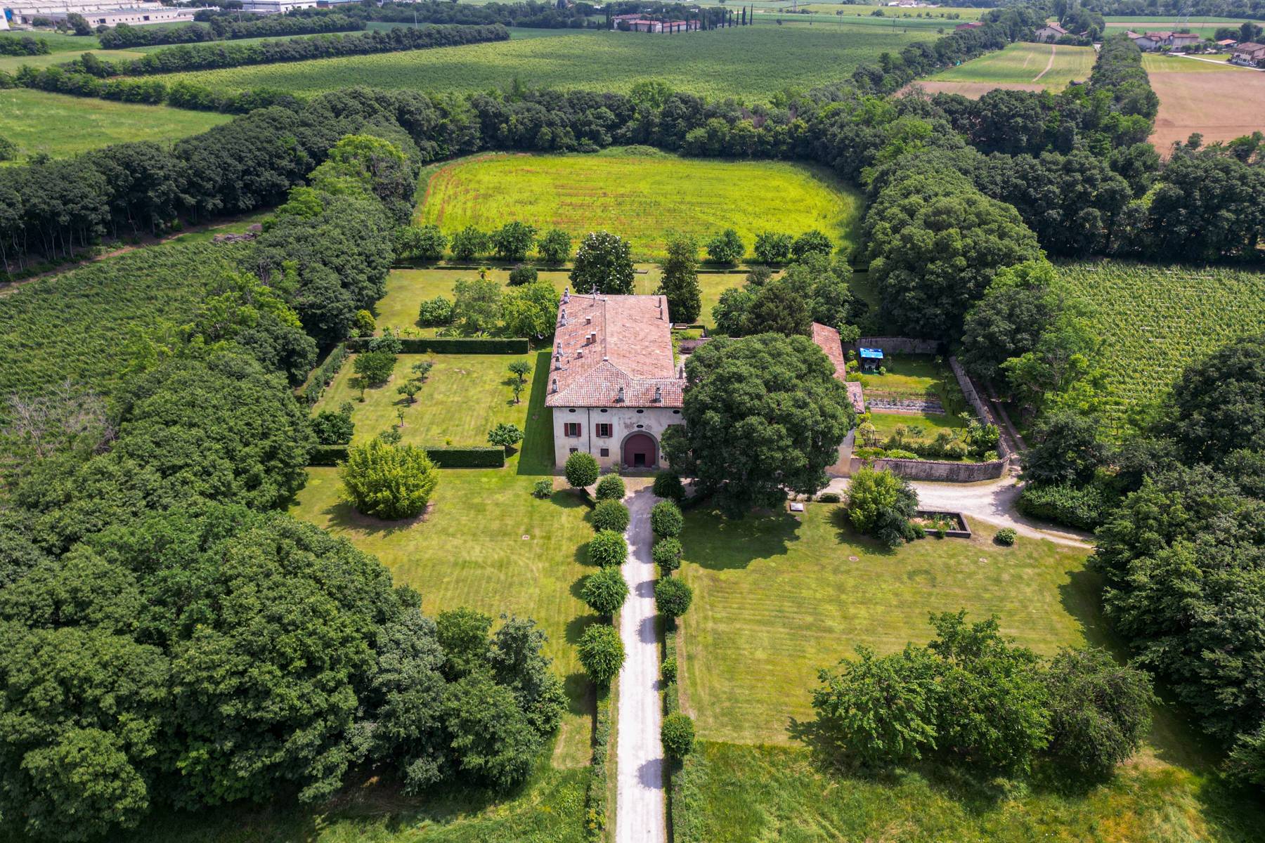 Gorgeous historic estate with private vineyard in Franciacorta