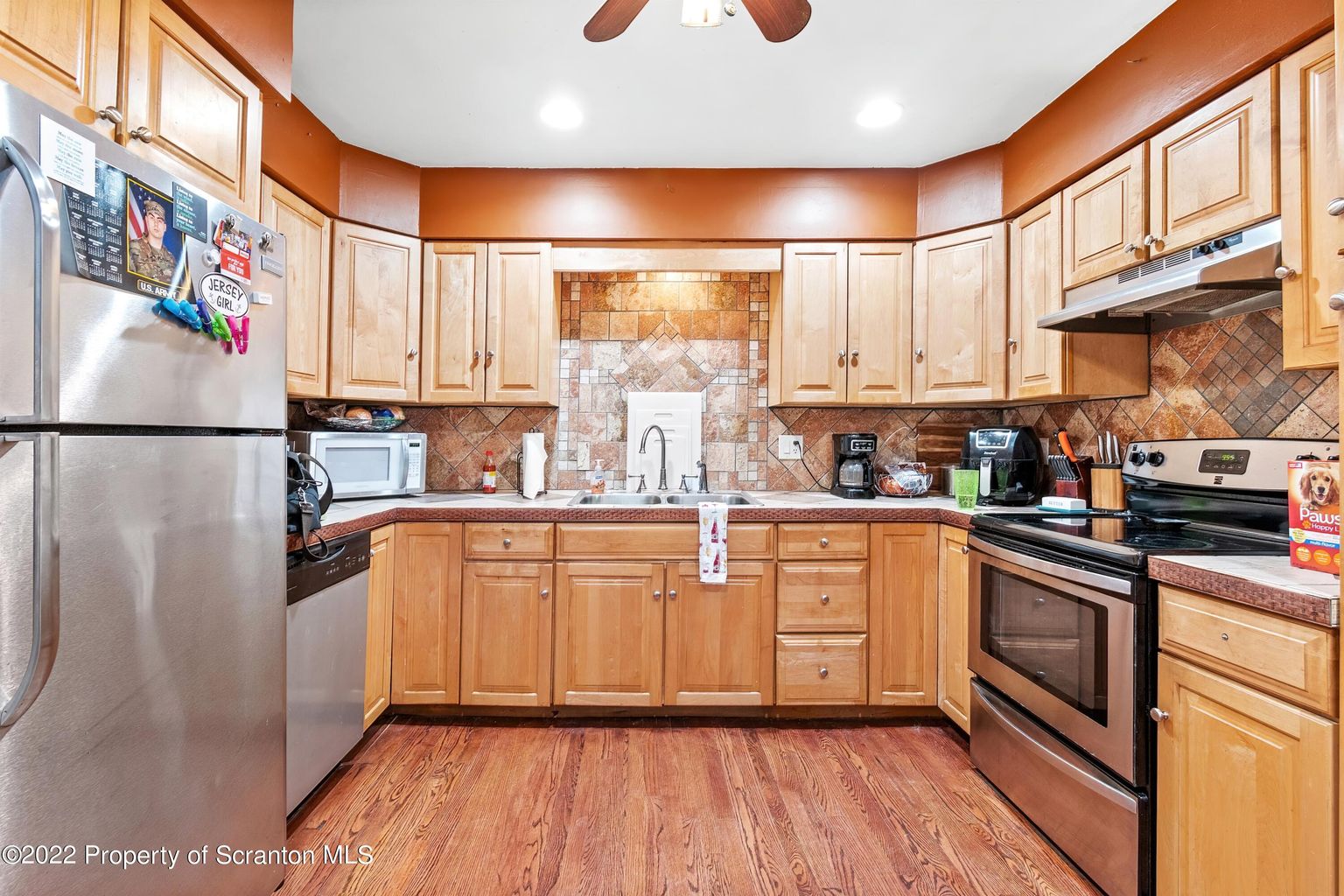 Gladiola Dr, Clarks Summit, PA 18411