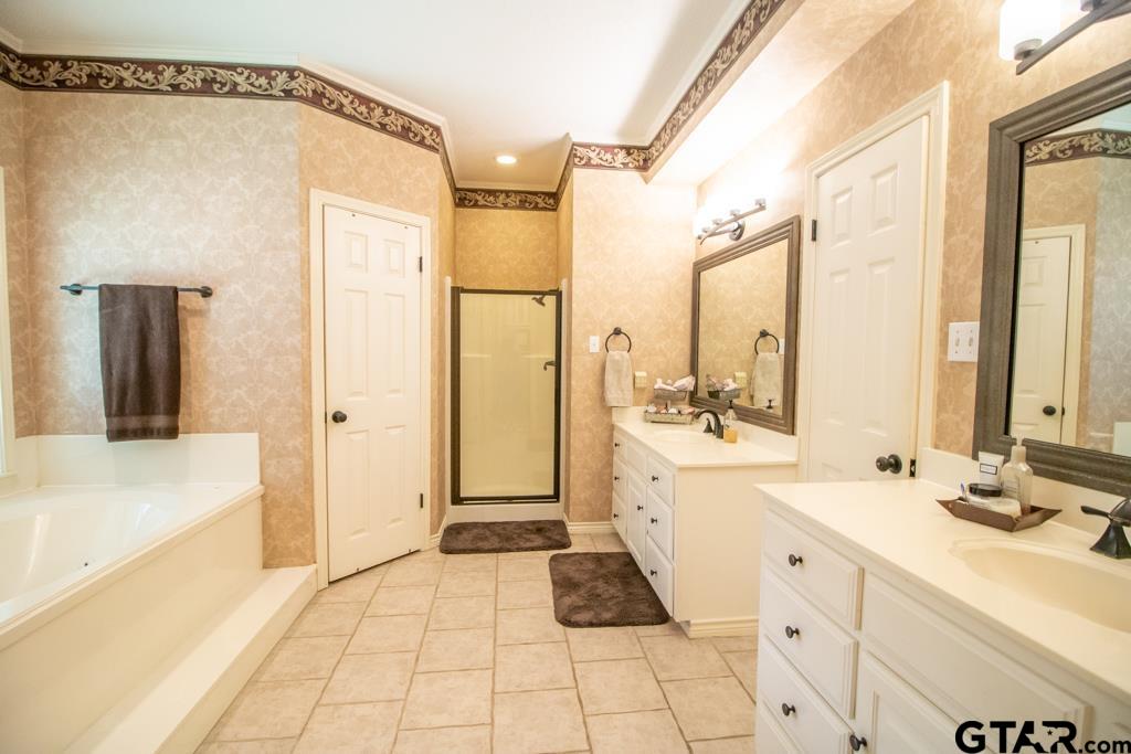Country Manor Rd, Lindale, TX 75771