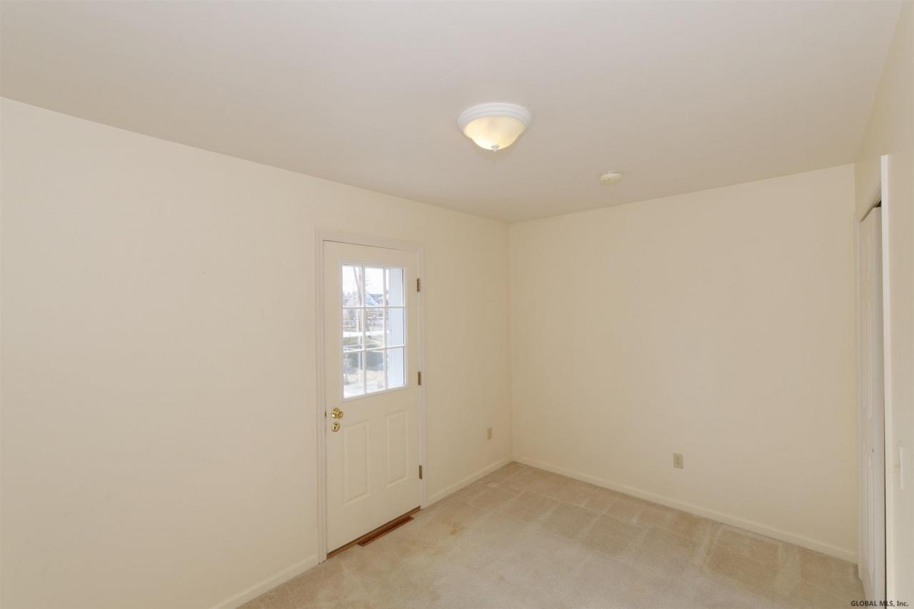 Laura St, Schenectady, NY 12306