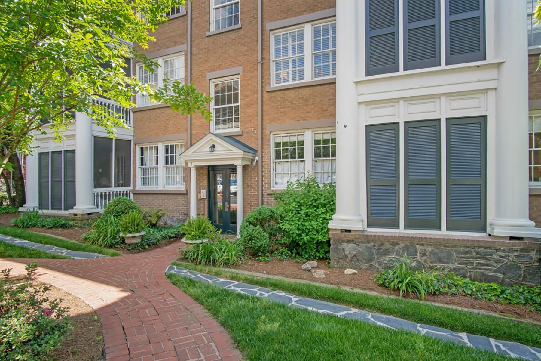 Beautifully Renovated Condo in Collier Hills