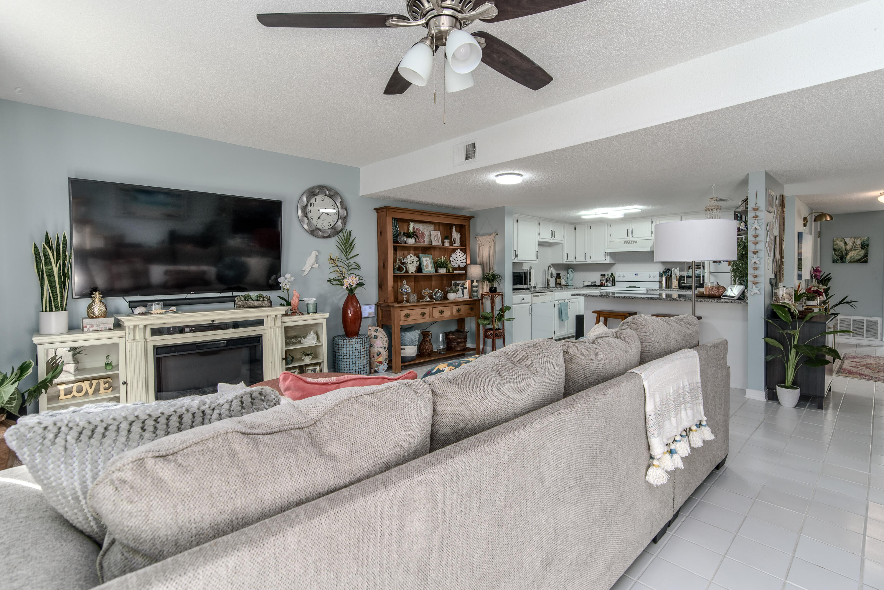 Schneider Dr, Fort Walton Beach, FL 32547